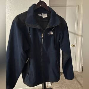 Northface windbreaker, warms and has lots of pockets size Med in mens